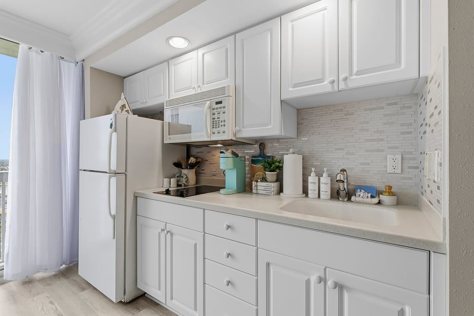 Studio Suite, 1 King Bed, Hot Tub, Ocean View (Daytona Beach Resort 1004) | Private kitchen