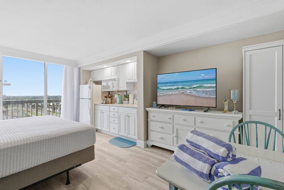 Studio Suite, 1 King Bed, Hot Tub, Ocean View (Daytona Beach Resort 1004) | 1 bedroom, individually decorated, individually furnished