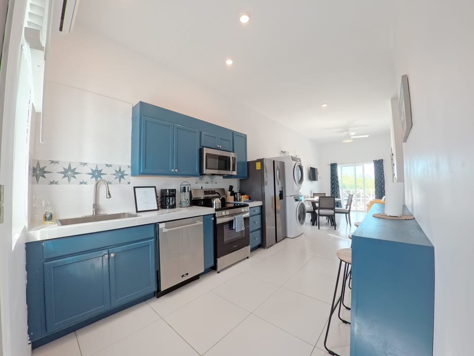 Comfort Apartment, Patio, Garden View | Private kitchen | Fridge, microwave, oven, stovetop