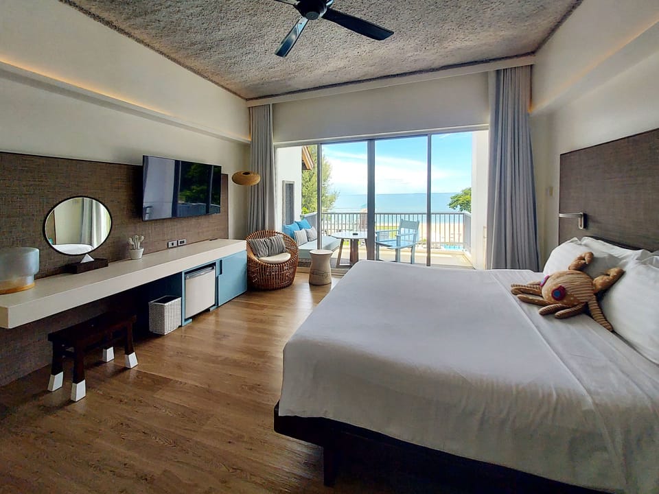 Veranda @ Sea | In-room safe, desk, laptop workspace, blackout drapes