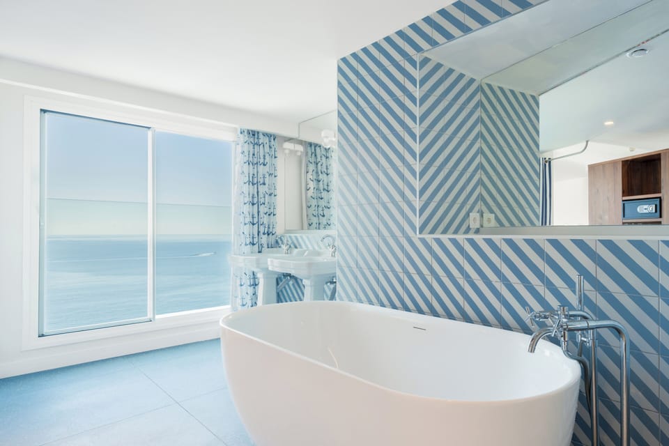 Junior Suite | Bathroom | Eco-friendly toiletries, hair dryer, bathrobes, towels