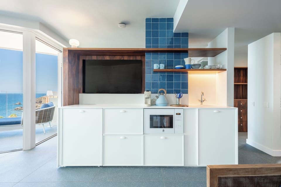 Suite | Living area | 50-inch flat-screen TV with satellite channels