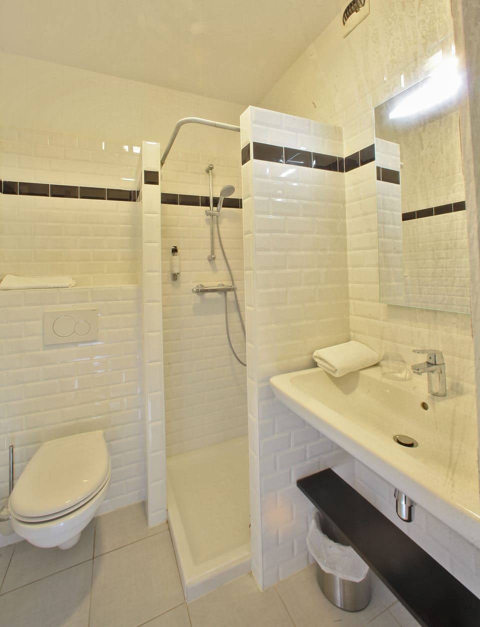 Double Room with Shower Old City view _ Breakfast Excluded | Bathroom | Hair dryer, towels