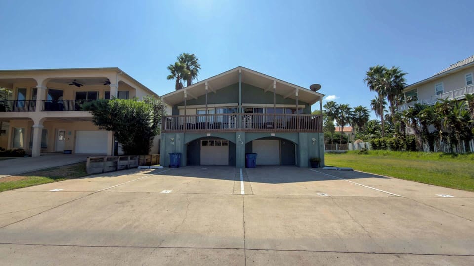 Charming Green Duplex Beach Escape
Classic mint-green duplex in South Padre Island! 2-car garage, sturdy decks, lush palms surround. Spacious yard, easy beach/SpaceX access. Perfect family base w/ modern vibes for Gulf sun & rocket watches!