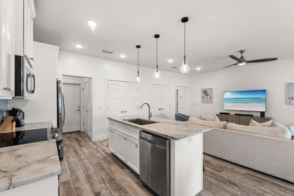House, Pool View | Private kitchen | Full-size fridge, microwave, oven, stovetop