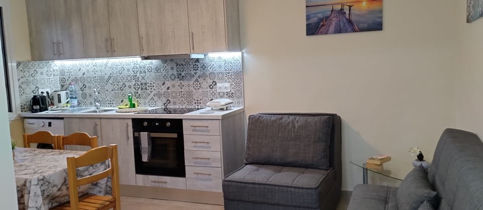 Coffee/tea maker, fridge, stovetop, electric kettle