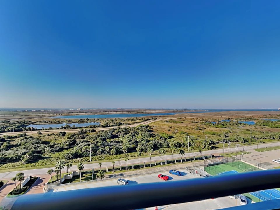 Condo (2 Bedrooms) | Property amenity