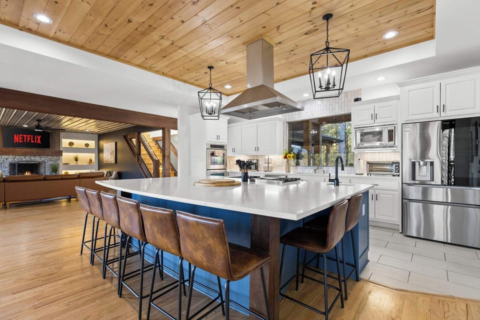 Feast your eyes (and your appetite)! Our dining space is made for big breakfasts, cozy dinners, and everything in between. Pull up a chair—the only thing missing is you.
