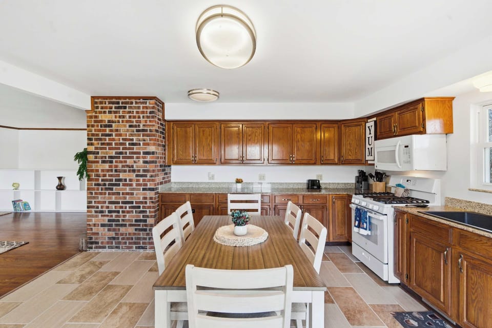 Full kitchen with dining for 6—gather and make memories