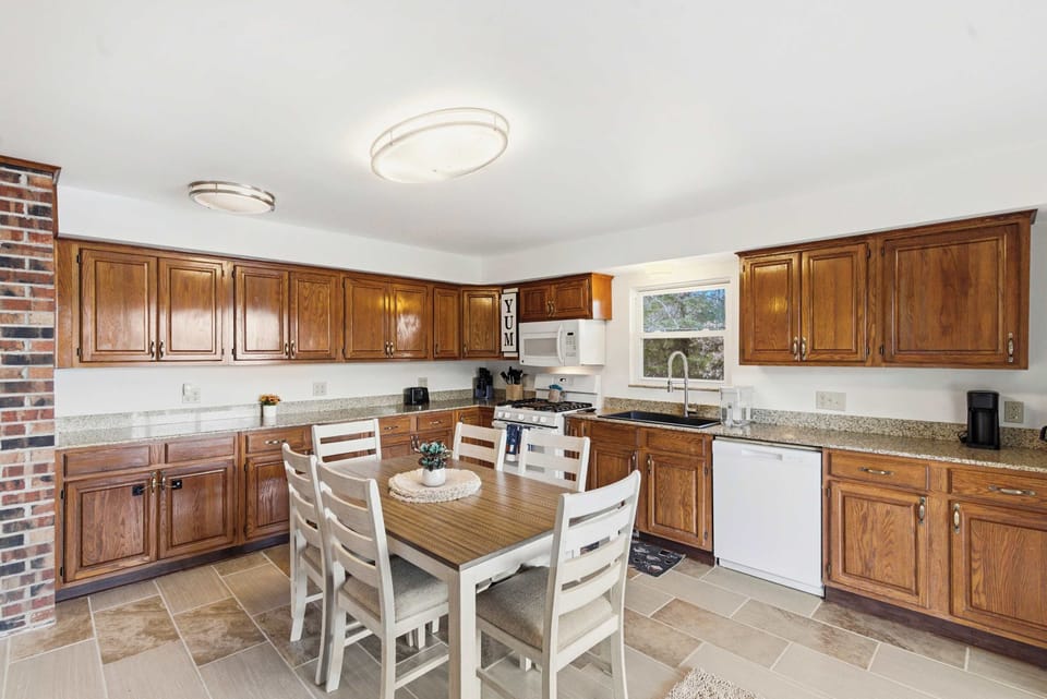 Full kitchen with dining for 6—gather and make memories