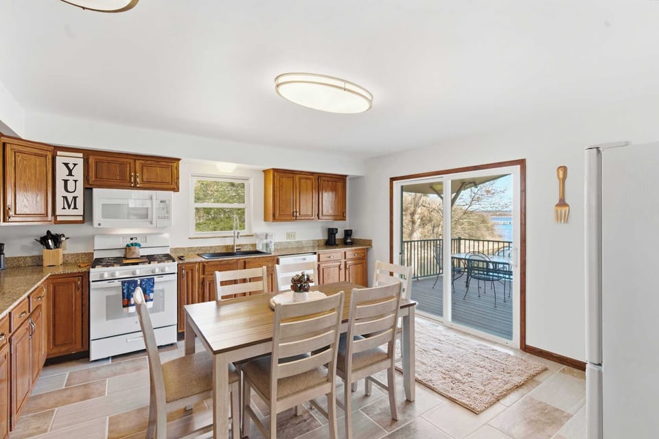 Full kitchen with dining for 6—gather and make memories