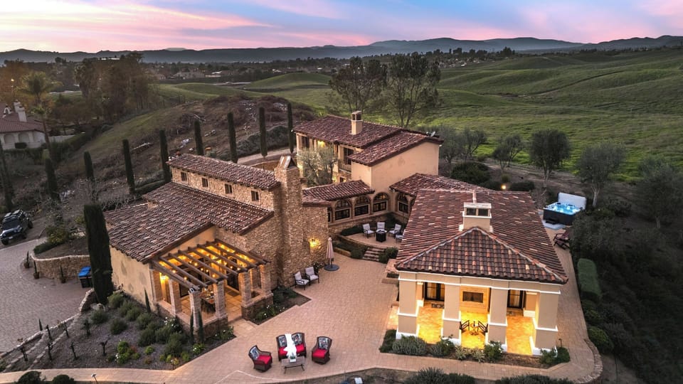 Villa (4 Bedrooms) | Front of property
