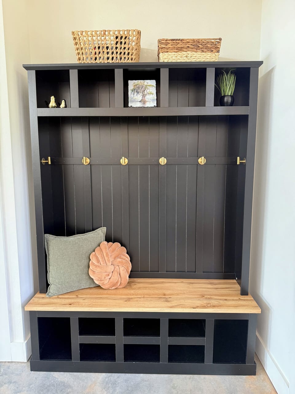 Cozy entry nook with games for guests