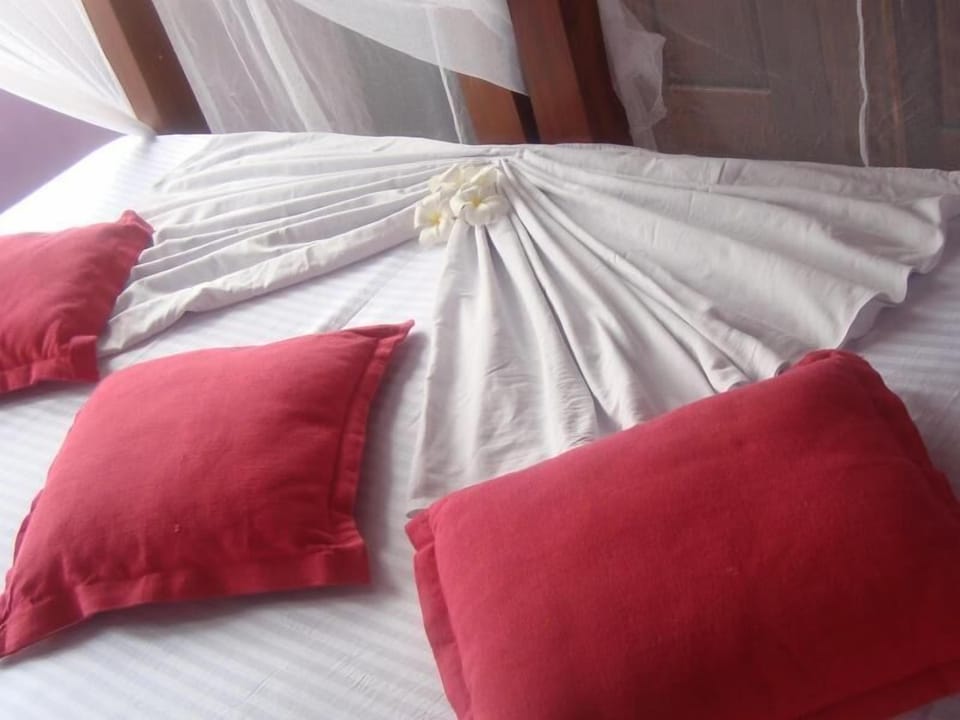 Standard Room | Minibar, desk, iron/ironing board, rollaway beds