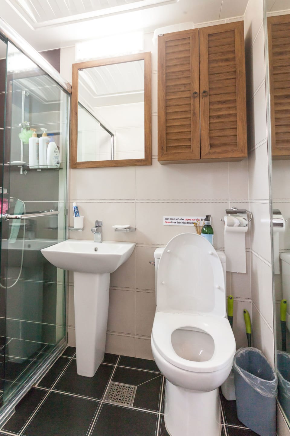 Family Triple Room, Multiple Beds (Foreign Guest Only) | Bathroom | Shower, free toiletries
