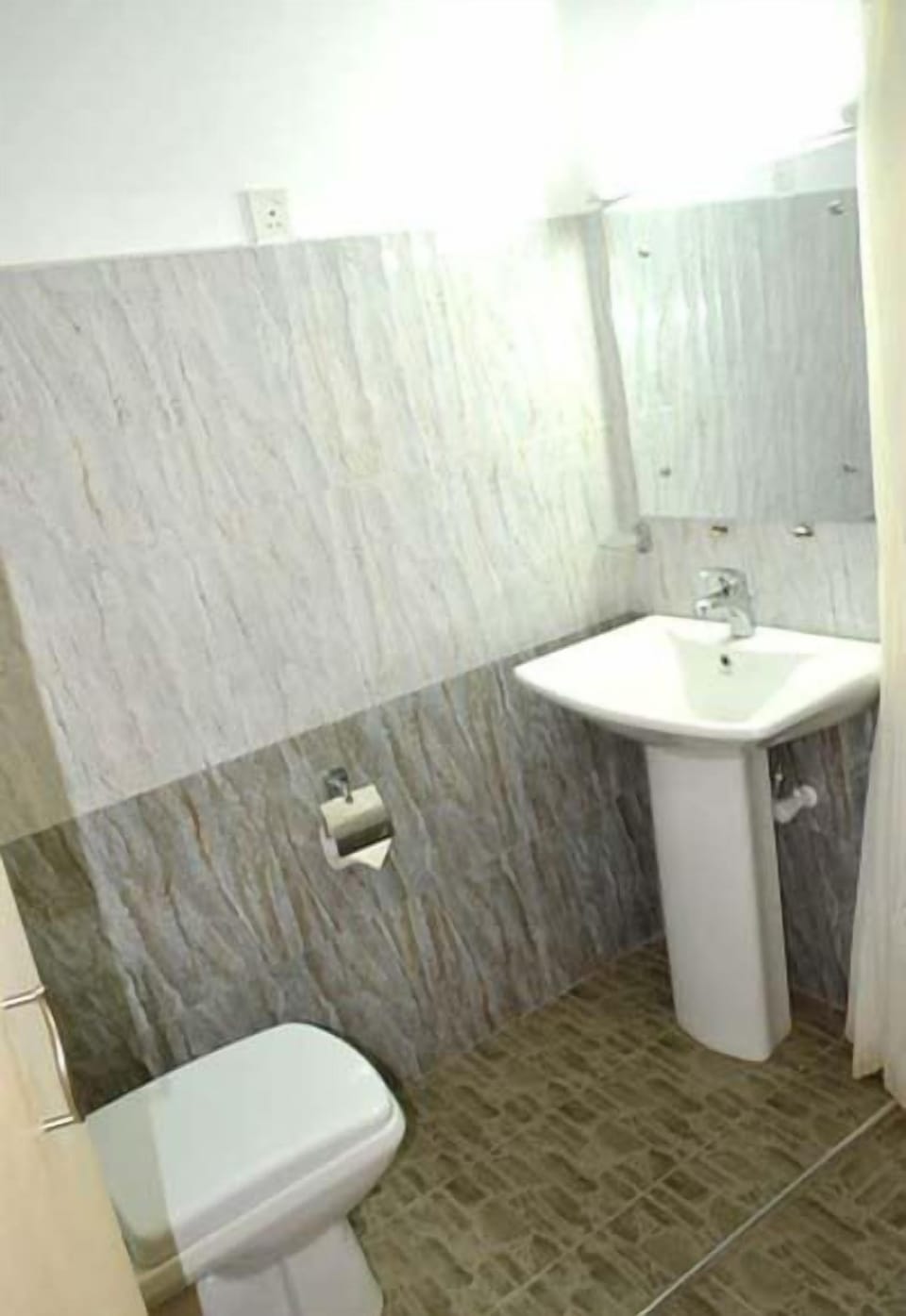 Shower, free toiletries, hair dryer, bidet