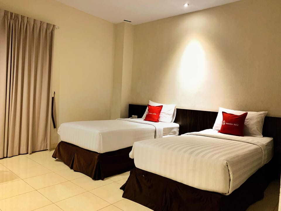 Business Room | In-room safe, desk, free WiFi, bed sheets