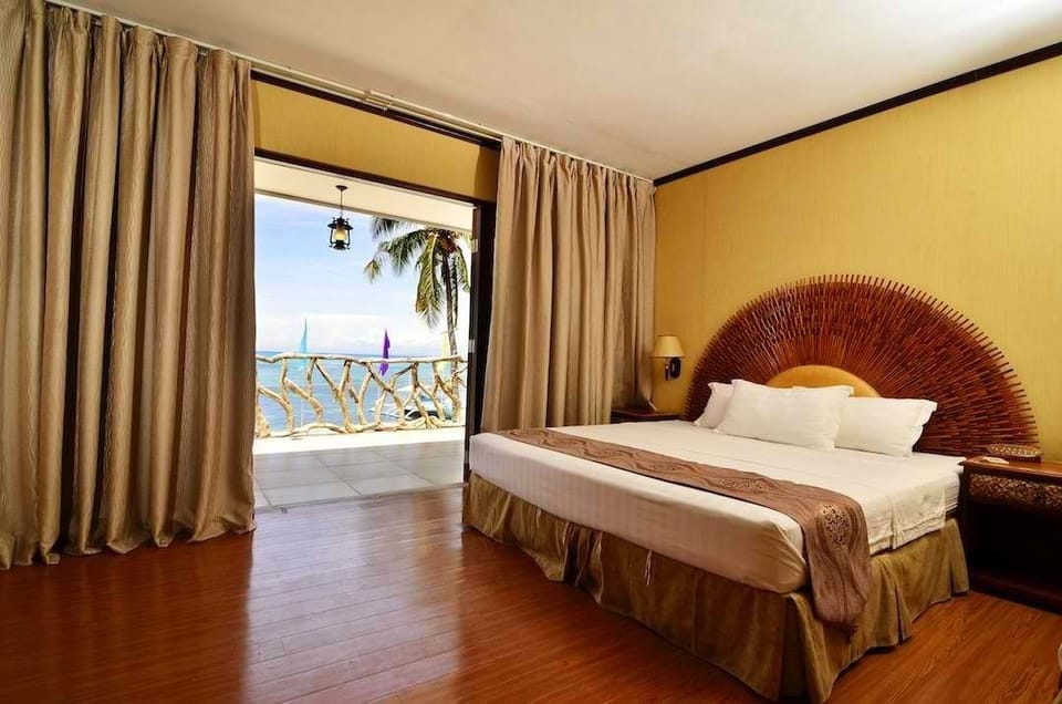 Presidential Room, Ocean View | Desk, blackout drapes, bed sheets