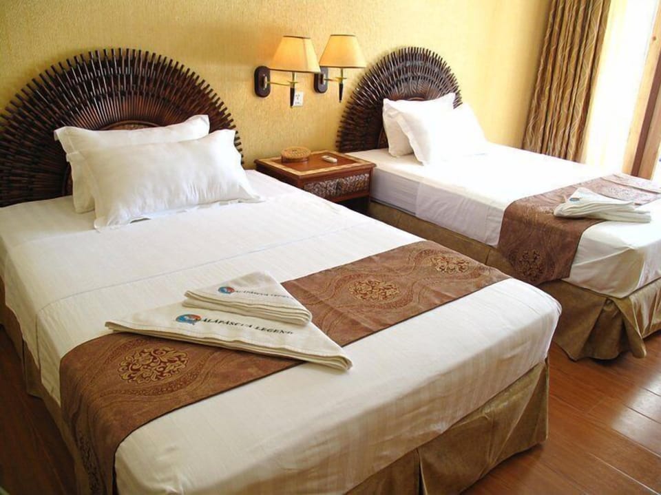 Native (Private Bathroom, Pool View) | Desk, blackout drapes, bed sheets