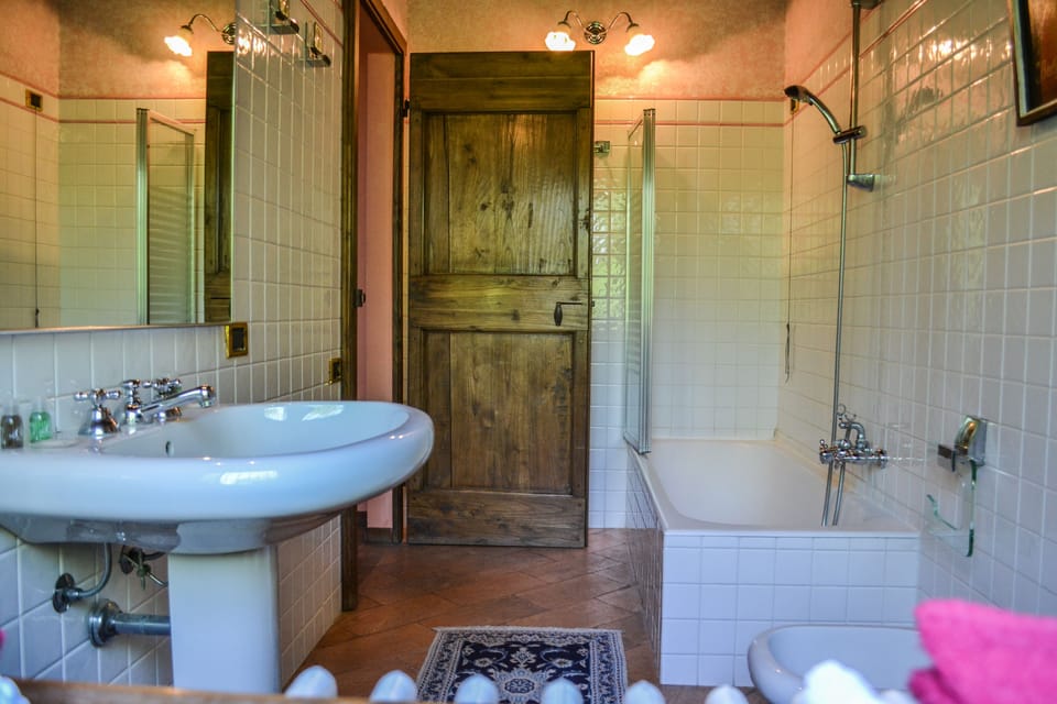 Classic Double Room (Rossa) | Bathroom | Free toiletries, hair dryer, bidet, towels