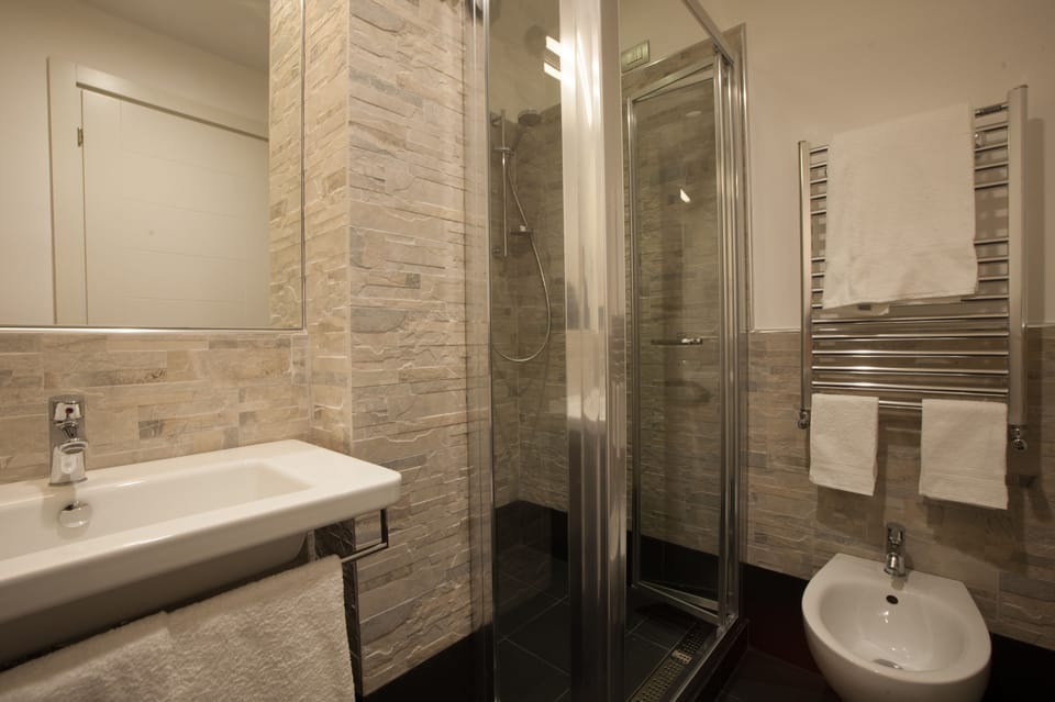 Jetted tub, hydromassage showerhead, free toiletries, towels