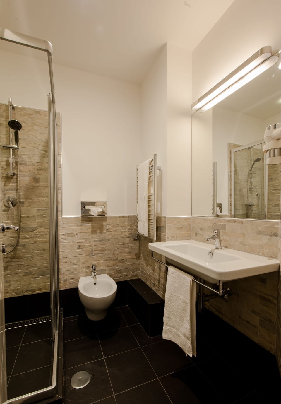 Jetted tub, hydromassage showerhead, free toiletries, towels