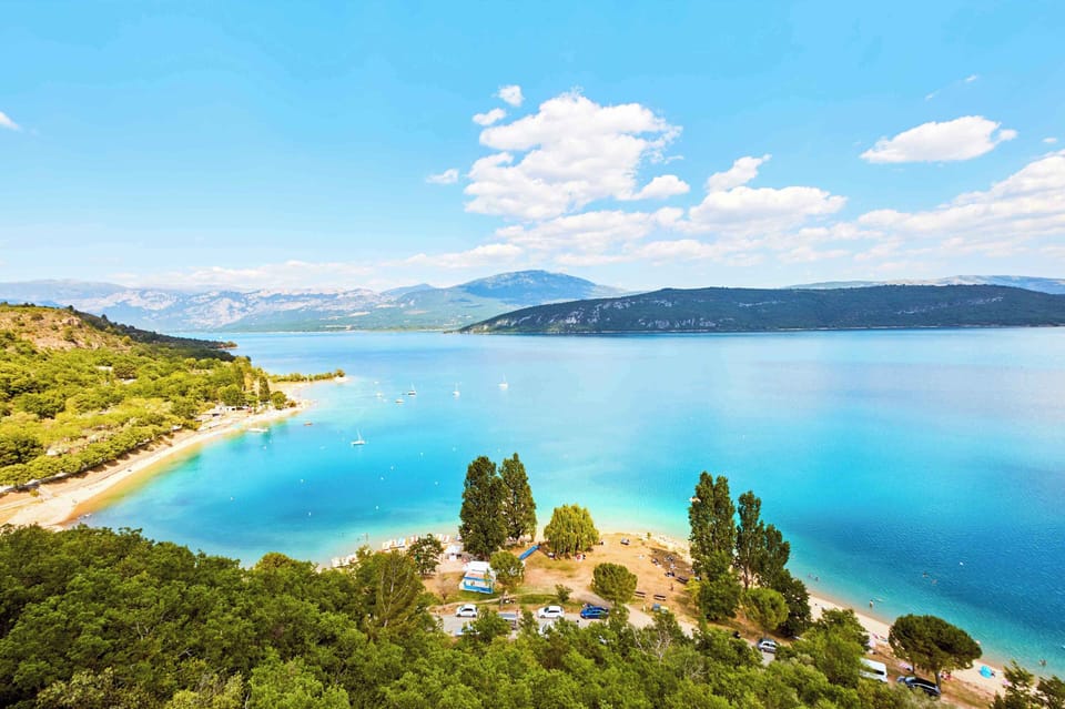 With breathtaking views of rolling hills and a crystal-clear sky, the tranquil atmosphere of Camping Verdon Les Grands Domaines offers a peaceful escape, ideal for relaxation by the water's edge.