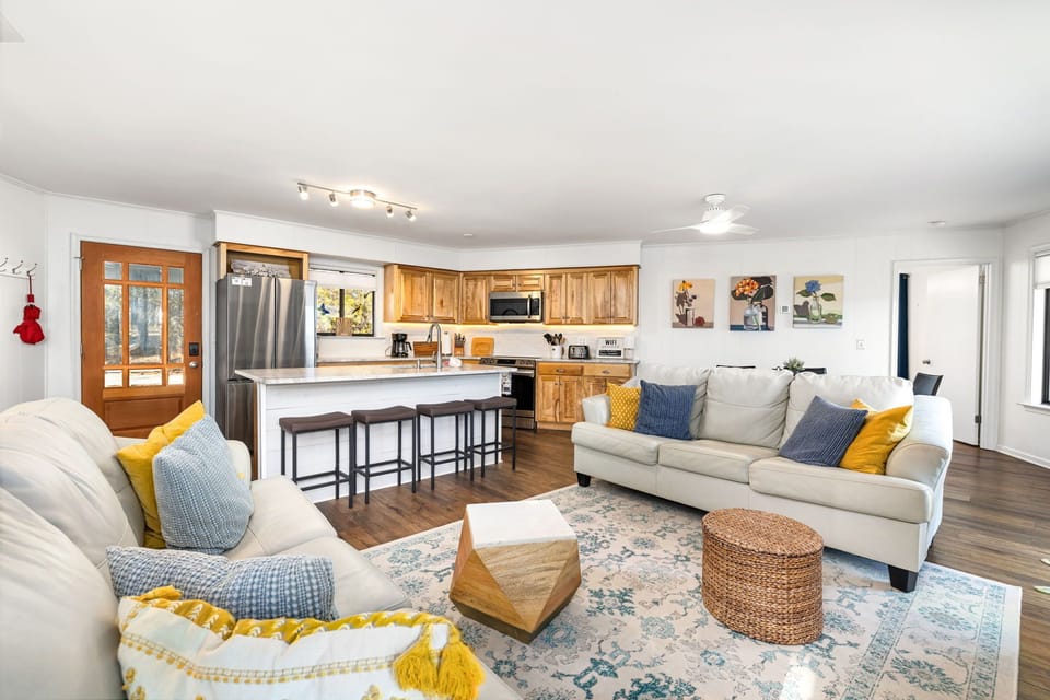 Living Room: Bright and airy space perfect for relaxation and gatherings with loved ones!