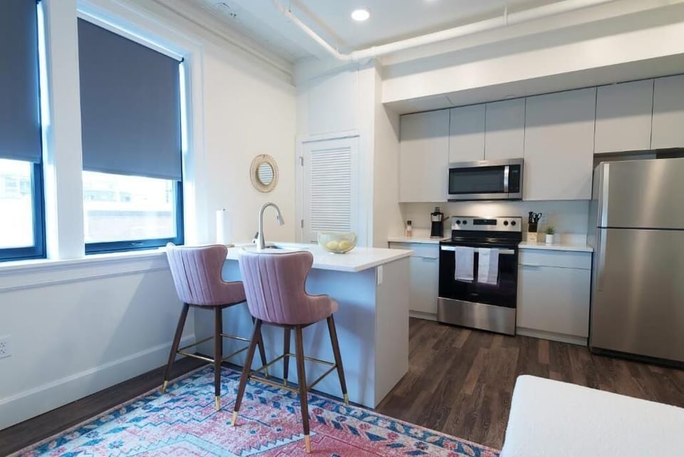 Full-size fridge, microwave, oven, stovetop