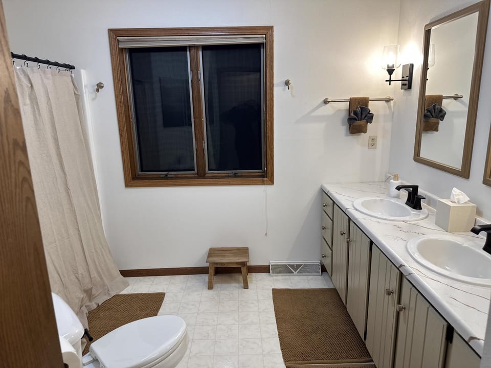 Upstairs bathtub, shower, dbl sink