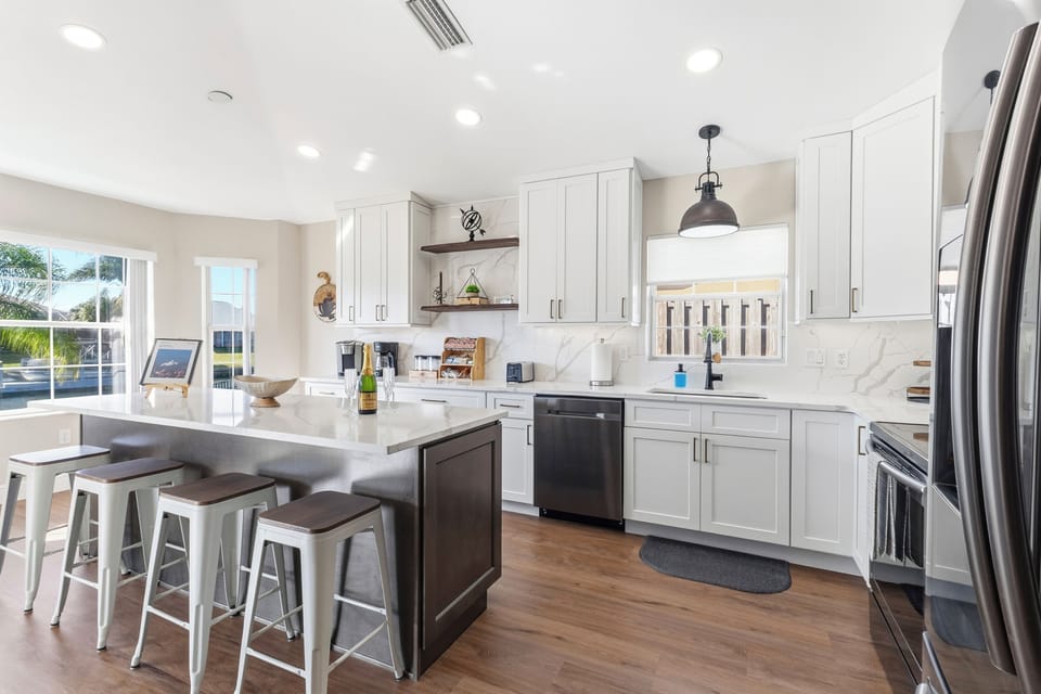 Fully renovated kitchen 
Keurig and Mr. Coffee 