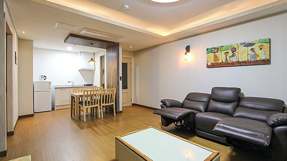 Suite | Living area | 50-inch Smart TV with digital channels, Netflix, table tennis