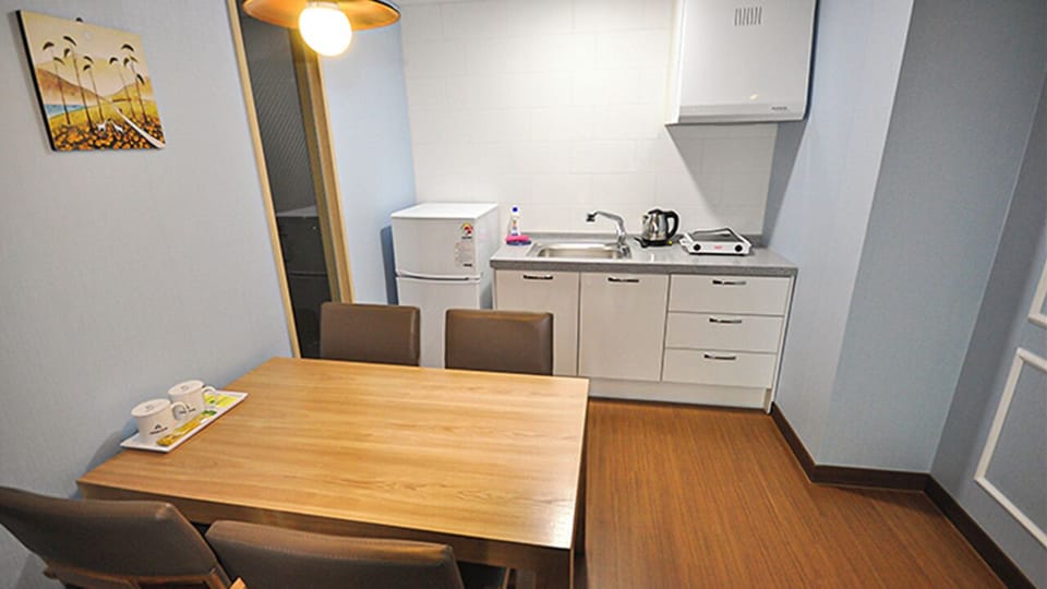 Suite | Private kitchen | Shared fridge, microwave, ice maker