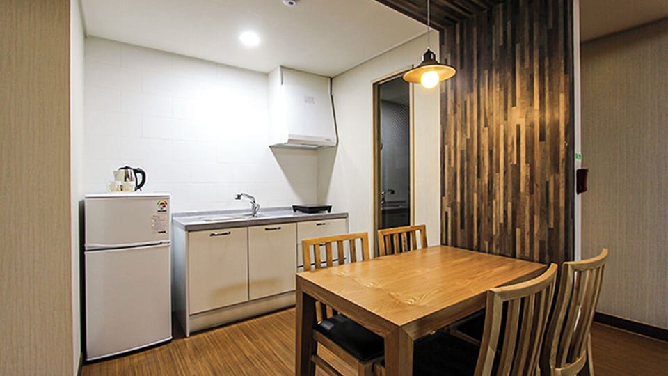 Suite | Private kitchen | Shared fridge, microwave, ice maker