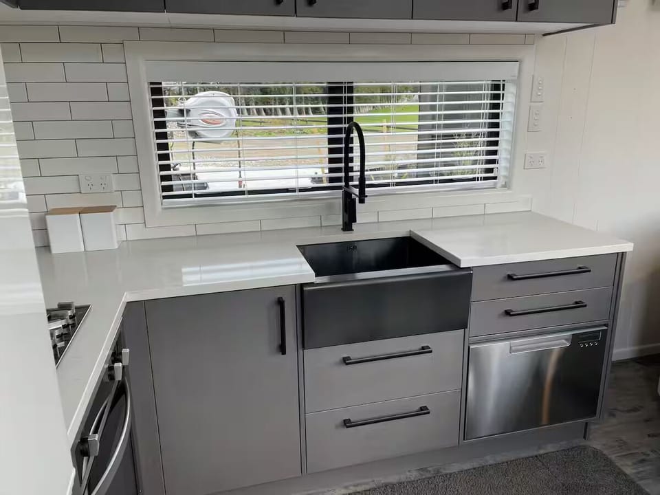 Modern kitchen complete with: microwave, oven, hobb, dishwasher, fridge  freezer