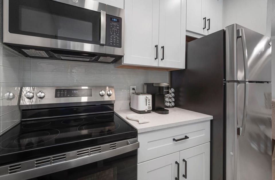 Full kitchen with brand new appliances. 