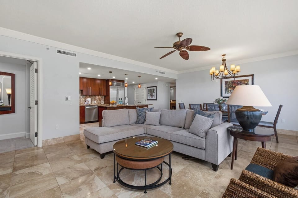 A relaxed space where you can sprawl out and really settle in

 HKH-204