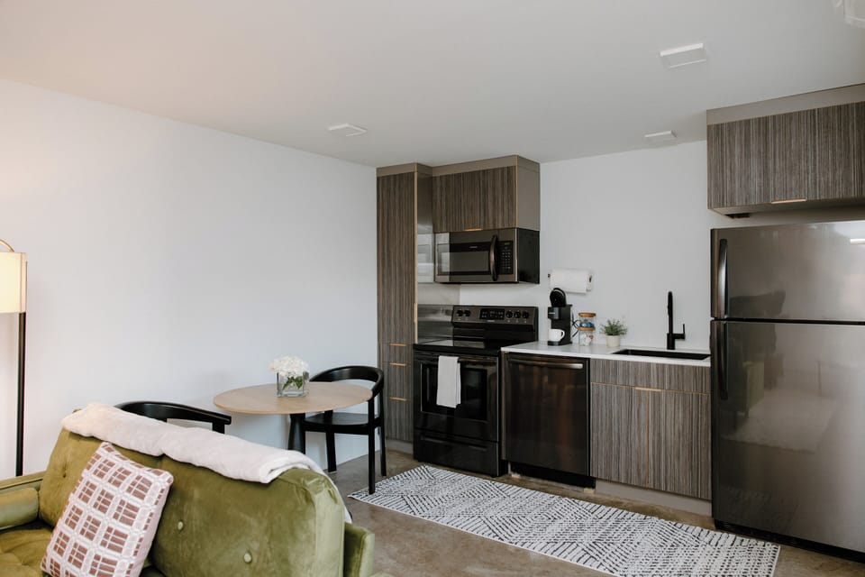 The open floor plan maximizes space and natural light, creating a warm and inviting atmosphere ideal for couples, solo travelers, and remote workers.