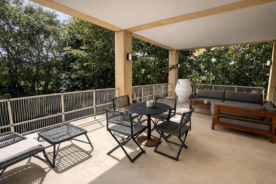 Elegante terraza privada con zona lounge y comedor exterior, diseñada para disfrutar del aire libre con privacidad.