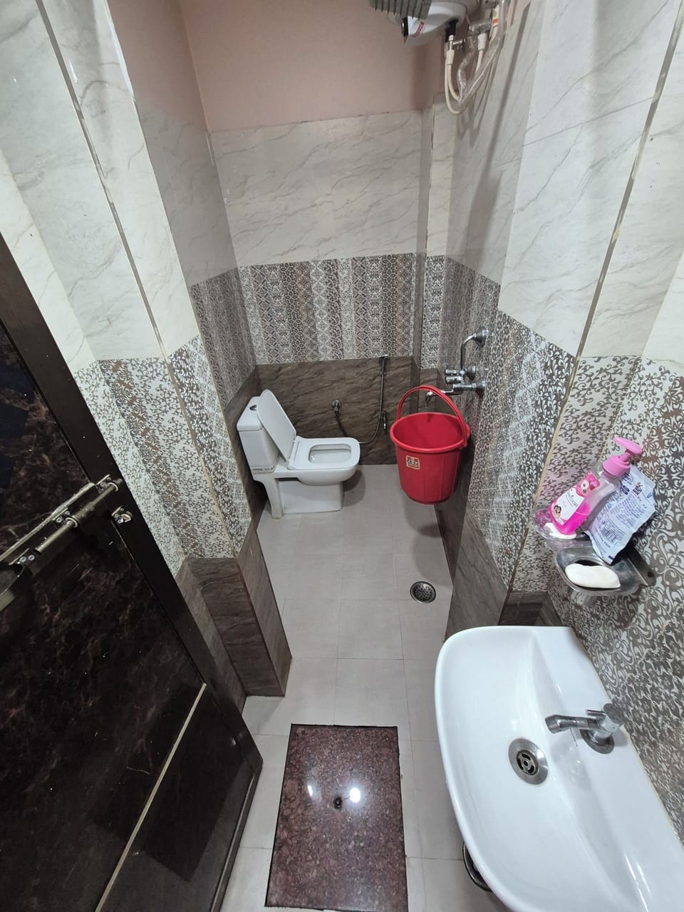 Deluxe Room | Bathroom | Shower, towels, soap, shampoo