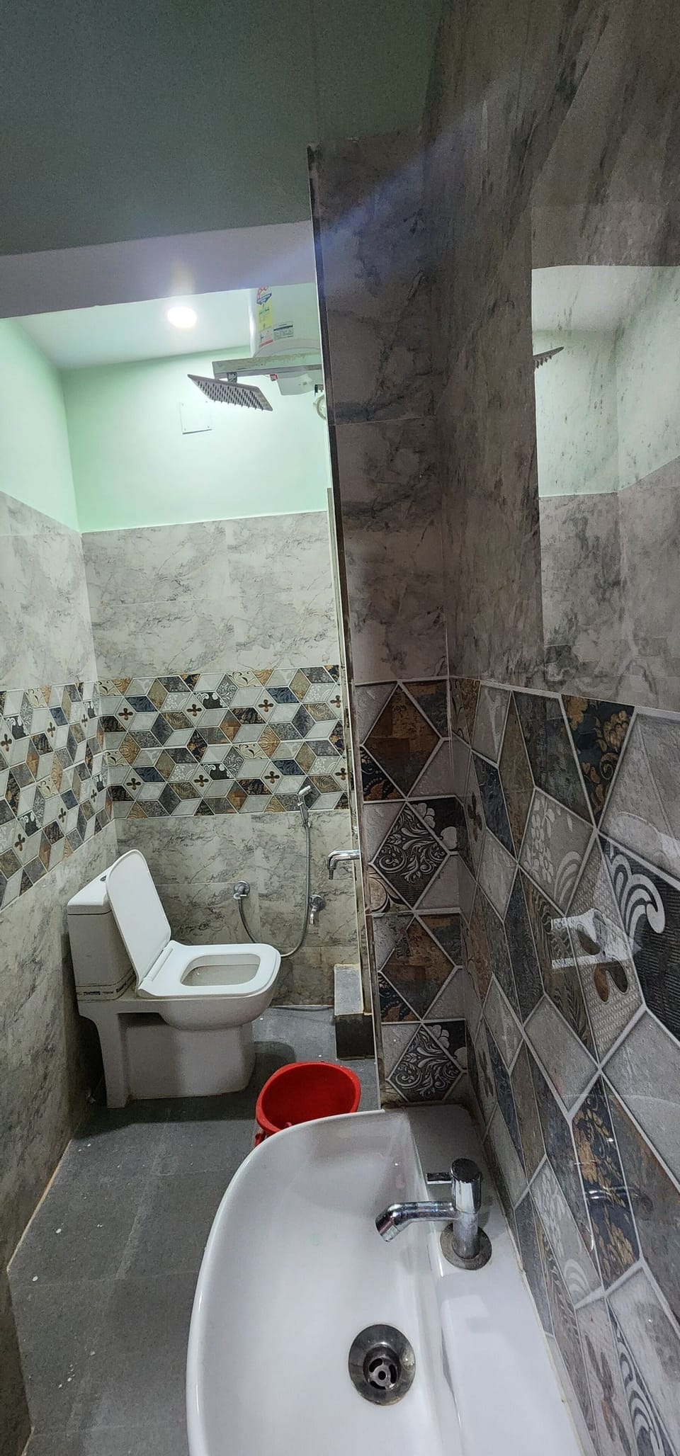 Deluxe Room | Bathroom | Shower, towels, soap, shampoo