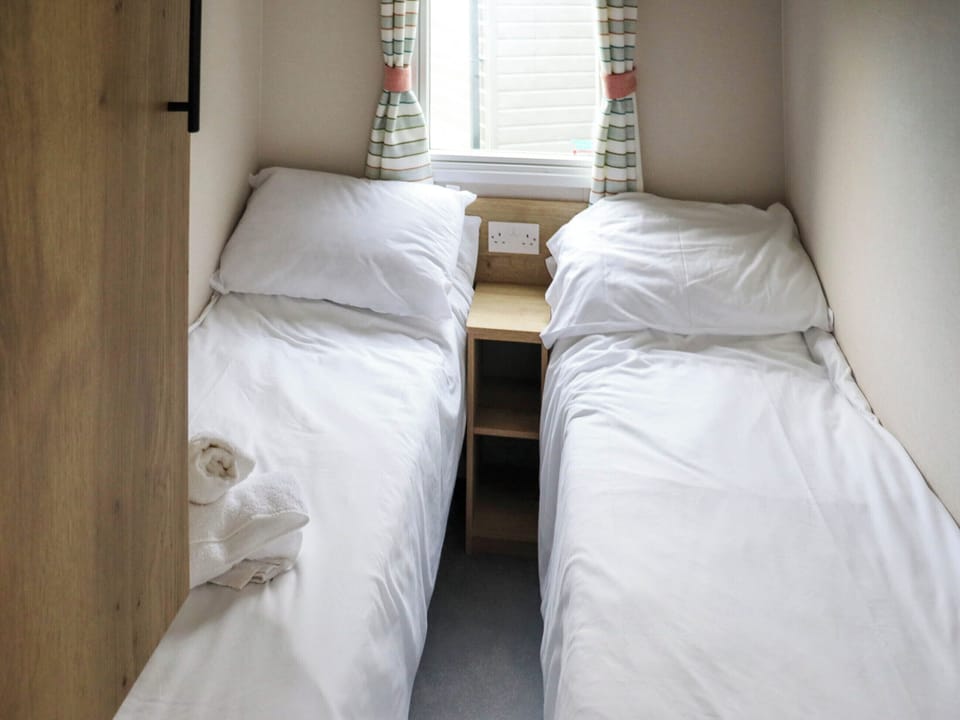 Twin bedroom | Cedar 1 - Pendine Bay, Pendine