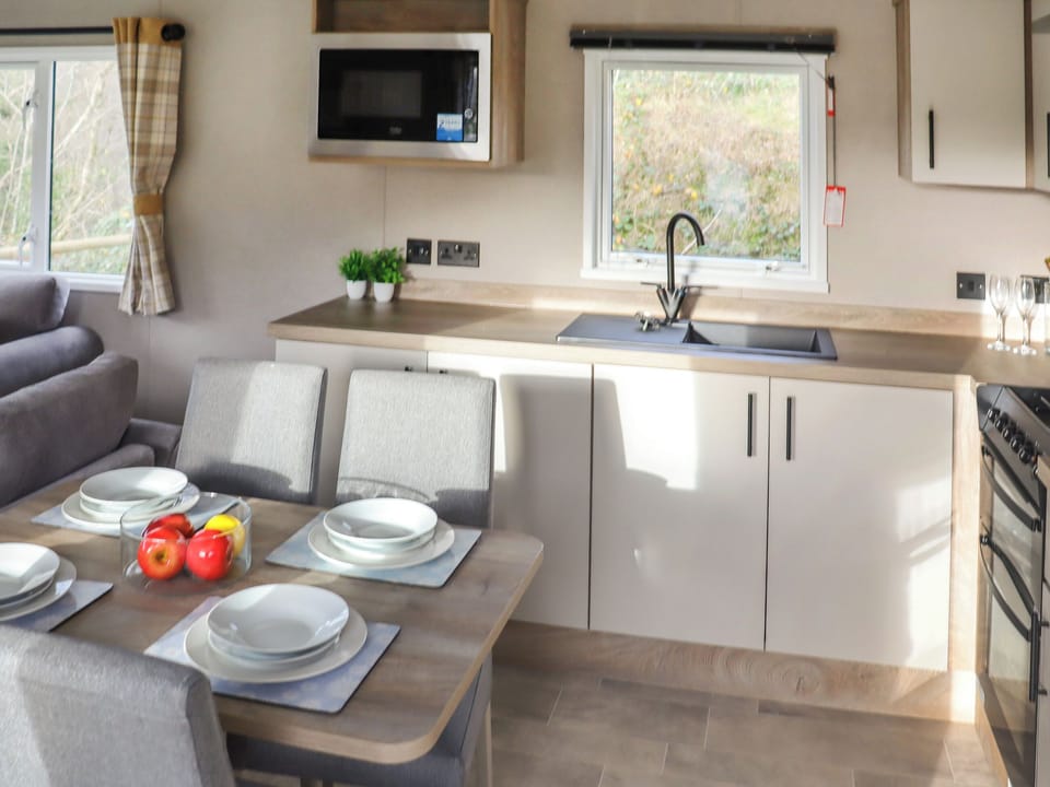Kitchen/diner | Cedar Outlook 1 - Pendine Bay, Pendine