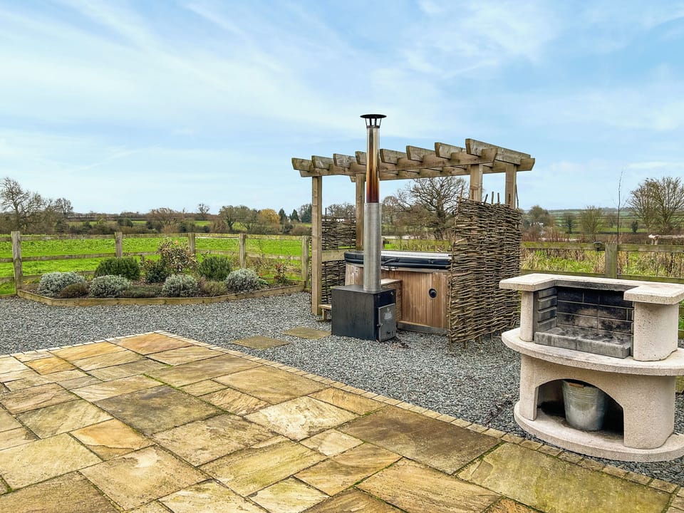 Outdoor area | Pitchers Barn - Sulby Reservoir Retreats, Welford
