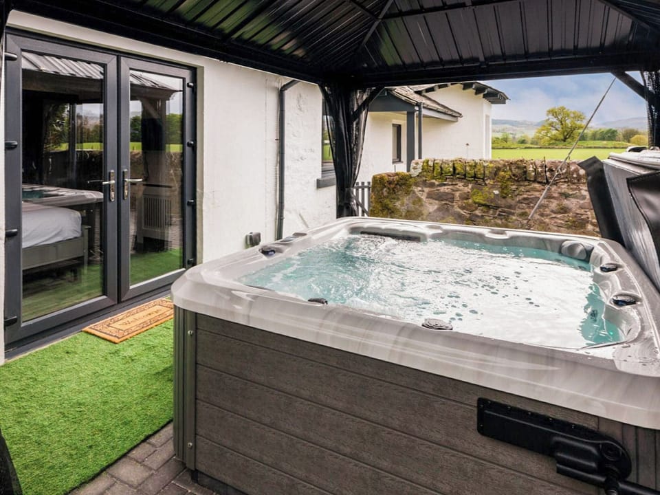 Hot tub | West Lodge Estate Gate House, Crieff