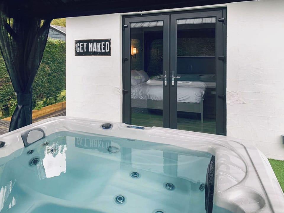 Hot tub | West Lodge Estate Gate House, Crieff