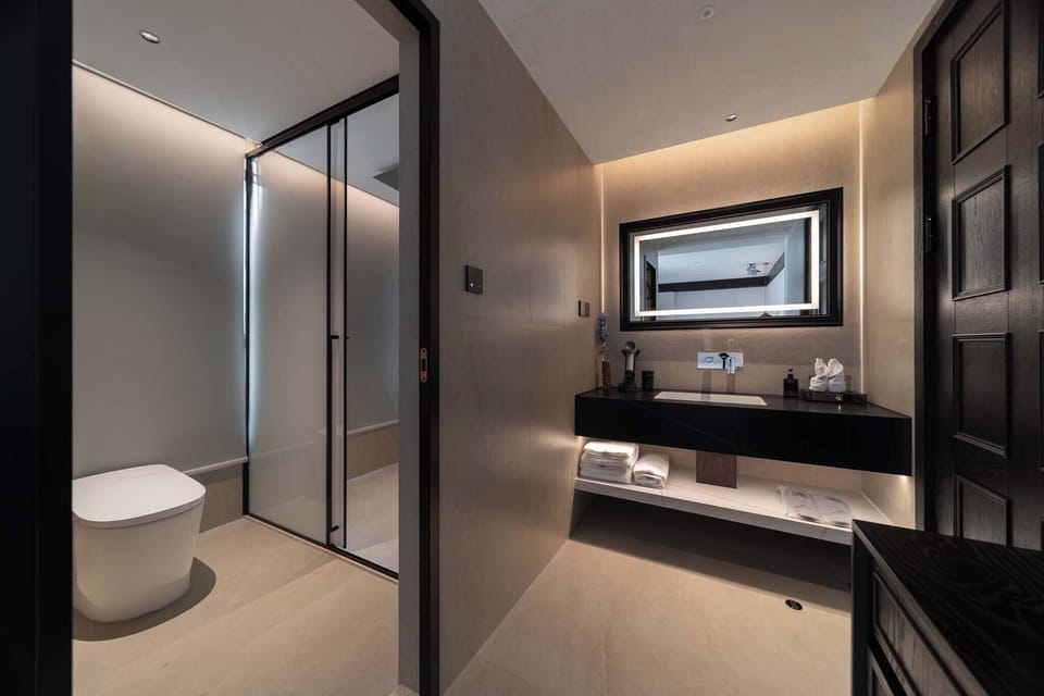 Standard Twin Room, City View | Bathroom | Free toiletries, hair dryer, slippers, towels