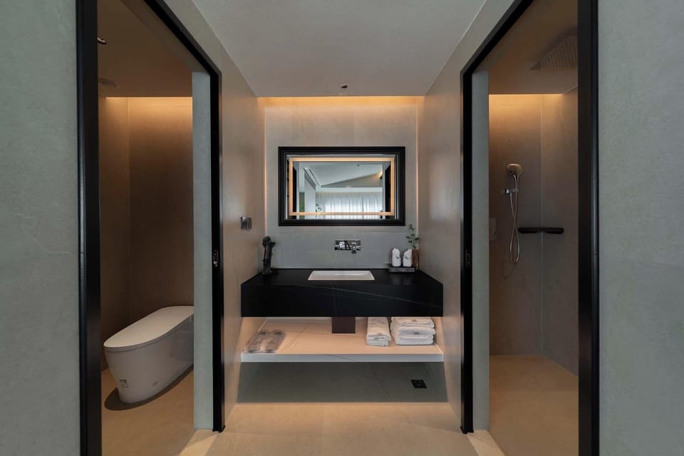 Signature Double Room, Park View | Bathroom | Free toiletries, hair dryer, slippers, towels