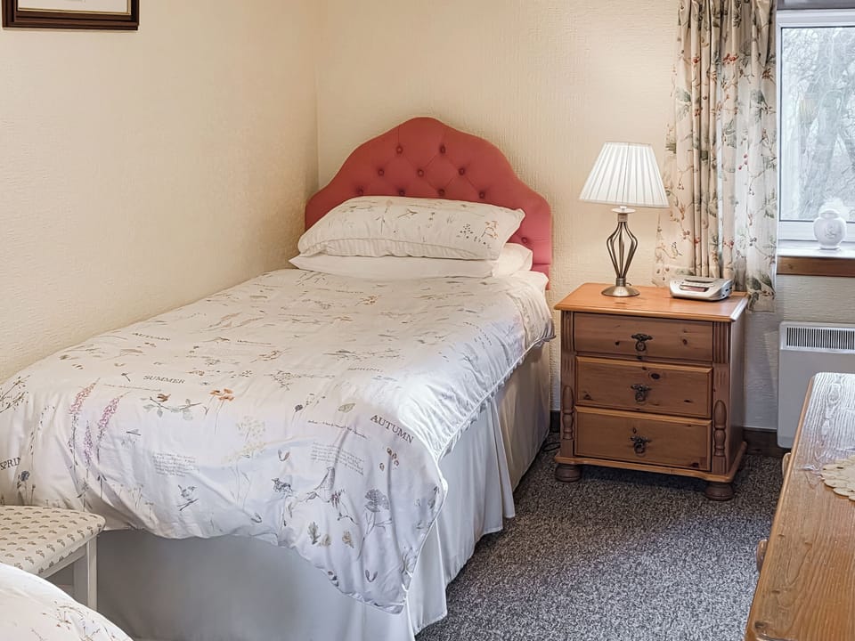 Twin bedroom | East Challoch Farm Dairy Cottage, Stranraer
