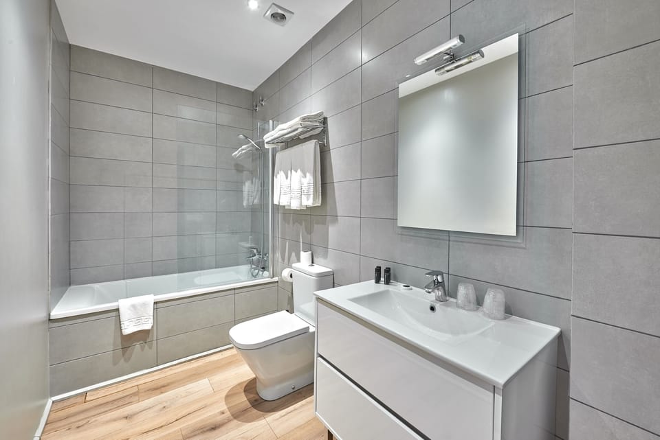 Quadruple Room | Bathroom | Shower, free toiletries, hair dryer, towels